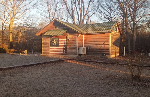 Pangburn Cabin | Cozy romantic cabin with 1 bedroom and WiFi, AC in peaceful PangburnnNO PETS n