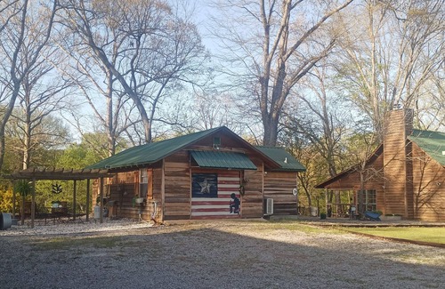 Pangburn Cabin | Cozy romantic cabin with 1 bedroom and WiFi, AC in peaceful PangburnnNO PETS n