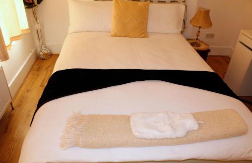 Lower Edmonton Apartment | cozy rooms or entire Townhouse in London, close to Tottenham Hotspur Stadium
