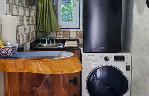 Runaway Bay Cottage | Cozy Rustic 1BR Cottage - Free Parking, WiFi w/Pool & Beach Access