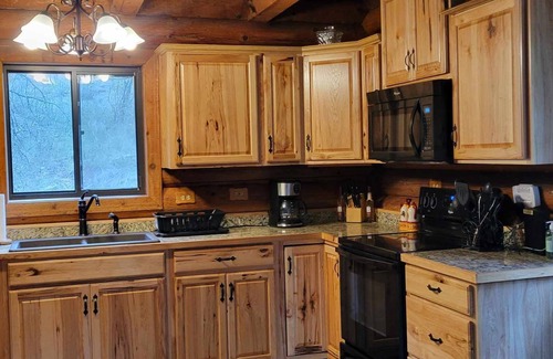 Kingston Cabin | Cozy, rustic private cabin in the woods! Skip to the river & CDA bike trail!