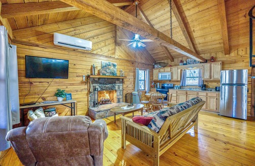 Saint Joe Cabin | Cozy, Rustic, & Spacious 10-person cabin near Grinder's Ferry & Tyler Bend!