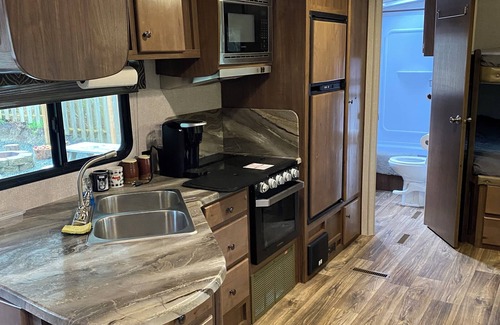 Cohassett Beach House | Cozy RV with AC and WiFi for ‘glamping’ in Westport, a short walk to the beach.