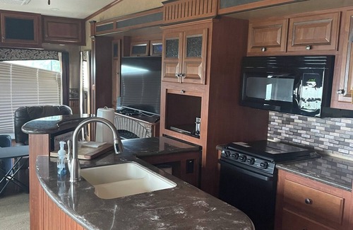 Newcastle House | Cozy RV with Expansive River Views