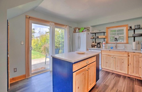 Seaside House | Cozy Seaside Cottage with Hot Tub and Game Room!