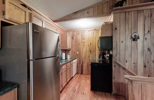 Cherokee House | Cozy & secluded family-friendly home with a private hot tub & spacious deck