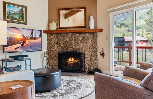 Vail House | Cozy Secluded Riverfront Cabin Fireplace Parking