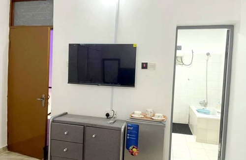 Abuja Apartment | Cozy Single room in a 3-bedroom apartment in fabulous Abuja with AC, WiFi,Solar