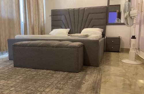 Abuja Apartment | Cozy Single room in a 3-bedroom apartment in fabulous Abuja with AC, WiFi,Solar