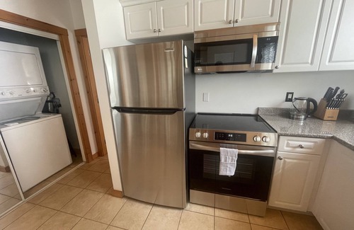 Fairways House | Cozy Ski-in 1 Bed Suite. Short walk to the Village & Ski Lifts. Family-Friendly.