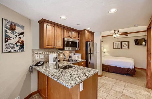 Peak 9 Apartment | Cozy Ski-In/Out Studio In Building 4 | Kitchen | Dog Friendly