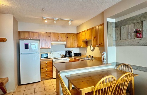 Courtenay House | Cozy Ski-In/Ski-Out on Mt. Washington w/Hot Tub & Underground Parking
