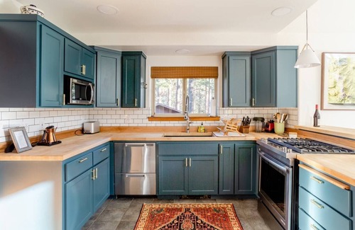 Westbrook Meadows Cabin | Cozy Ski Retreat Bend Oregon - Hot Tub, Wi-Fi, trail access