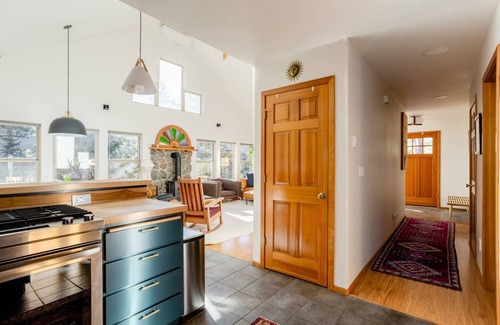 Westbrook Meadows Cabin | Cozy Ski Retreat Bend Oregon - Hot Tub, Wi-Fi, trail access