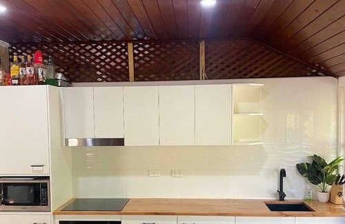 Somerset Dam Cabin | “Cozy Somerset Dam Cabin with AC, WiFi, Perfect for Getaways & Wedding Stays”