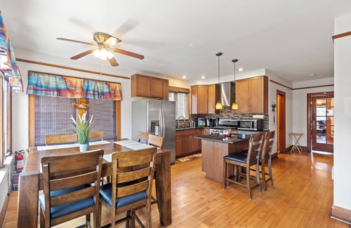 Berwyn House | Cozy & Spacious 2-bedroom Oasis in welcoming Berwyn with WiFi+POOL table