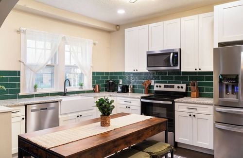 Knoxville House | Cozy & Spacious Home w/Firepit - 5 mins from Downtown Knoxville