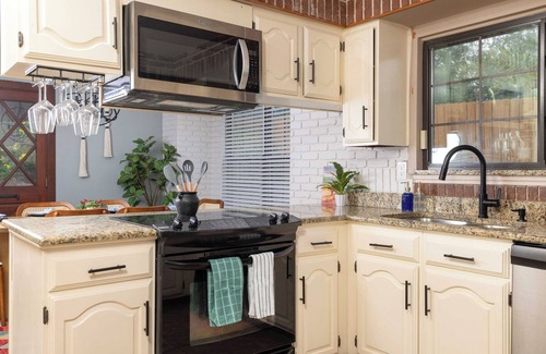 Great Northwest House | Cozy Spur - Close to Lackland, Pool, Hot tub & Games