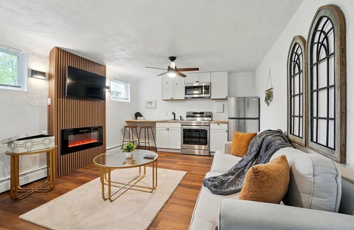 Roselawn Finance Apartment | Cozy Studio Apartment 10 min DTW
