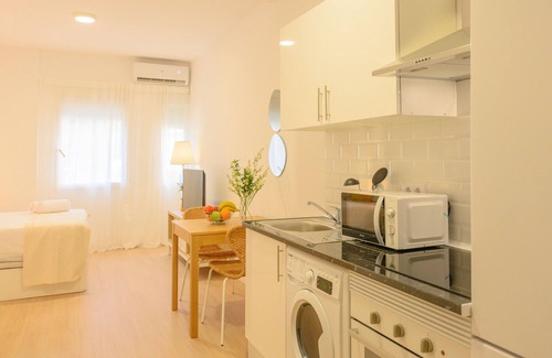 Ciudad Lineal Apartment | Cozy Studio Apartment near the Bullring in Ventas