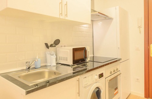 Ciudad Lineal Apartment | Cozy Studio Apartment near the Bullring in Ventas