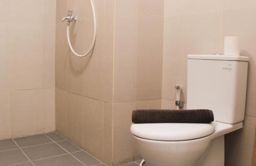 Duren Sawit Apartment | Cozy Studio at Gateway Park LRT City Jatibening Apartment By Travelio