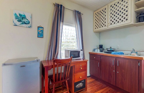 Caye Caulker Apartment | Cozy studio cabana with WiFi, partial AC, deck, yard, kitchenette & grill