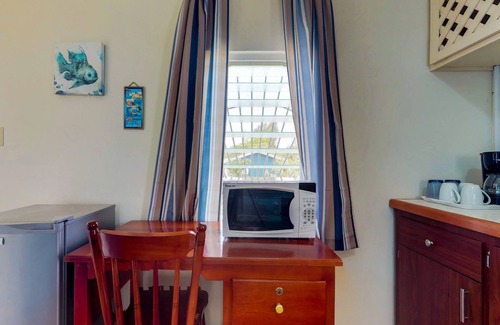 Caye Caulker Apartment | Cozy studio cabana with WiFi, partial AC, deck, yard, kitchenette & grill