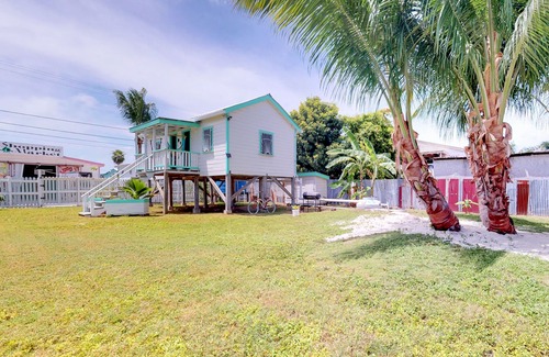 Caye Caulker Apartment | Cozy studio cabana with WiFi, partial AC, deck, yard, kitchenette & grill