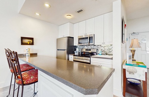 Gulf Place Apartment | Cozy studio close to the beach w/shared pool & tennis courts - shopping nearby