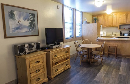 Truckee Condo | Cozy Studio – Fireplace, Full kitchen, Walk to the Village by RedAwning