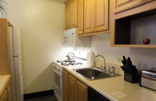 Truckee Condo | Cozy Studio – Fireplace, Full kitchen, Walk to the Village by RedAwning