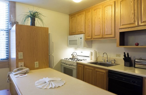 Truckee Condo | Cozy Studio – Fireplace, Full kitchen, Walk to the Village by RedAwning
