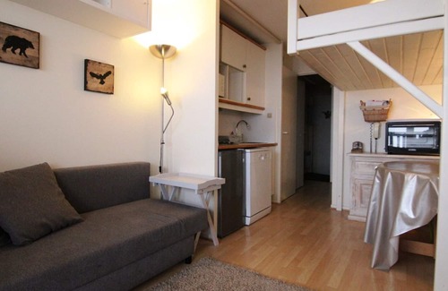 Jeux Apartment | Cozy Studio for 4 with South-Facing Balcony, Near Ski Lifts and Shops — Pet Friendly