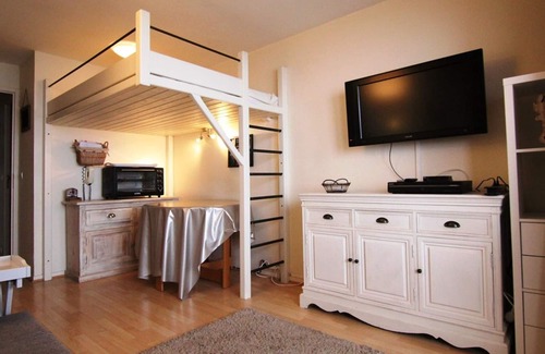 Jeux Apartment | Cozy Studio for 4 with South-Facing Balcony, Near Ski Lifts and Shops — Pet Friendly
