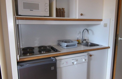 Jeux Apartment | Cozy Studio for 4 with South-Facing Balcony, Near Ski Lifts and Shops — Pet Friendly