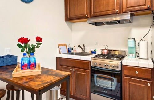Clarkdale Apartment | Cozy Studio - Mins to WeWork, Sony Pics & Venice with Parking
