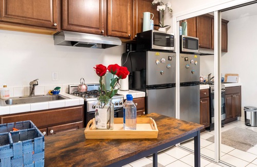 Clarkdale Apartment | Cozy Studio - Mins to WeWork, Sony Pics & Venice with Parking
