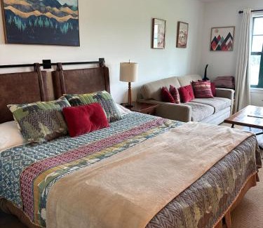 Vernon Apartment | Cozy Studio Resort Stay Mountain Creek Pool Hiking