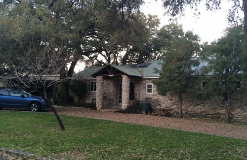 Barton Heights Apartment | Cozy studio under the Oaks, easy walk to Zilker park and fun!