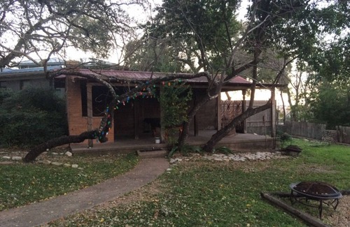Barton Heights Apartment | Cozy studio under the Oaks, easy walk to Zilker park and fun!