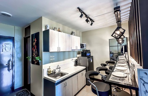 Lapu-Lapu Apartment | Cozy Studio Unit Near Airport: Ideal for 2-6 pax.Balcony and complete amenities