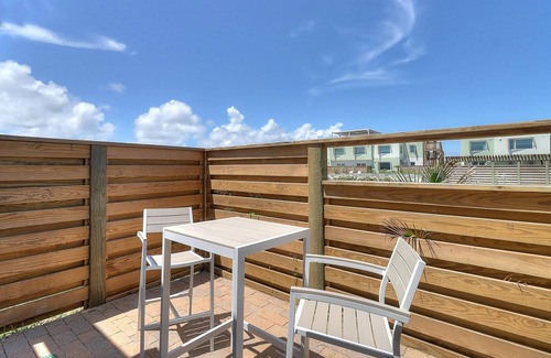 Corpus Christi Apartment | Cozy Studio w/Private Patio, Private Walkable Beach Access & On-site Pool!