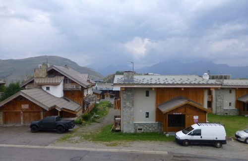 Jeux Apartment | Cozy Studio with Balcony for 4, Prime Location, Ski-in/Ski-out - Alpe d'Huez