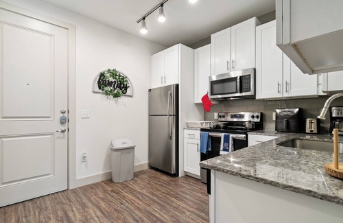 Legacy Park Apartment | Cozy studio with fitness room and WiFi in charming Plano