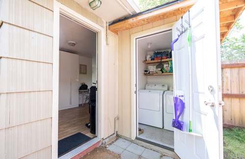 Grants Pass Apartment | Cozy studio with private fenced backyard- walking distance to hospital