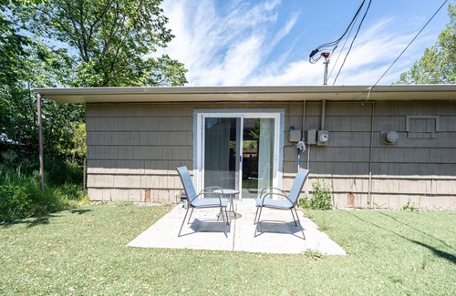 Grants Pass Apartment | Cozy studio with private fenced backyard- walking distance to hospital