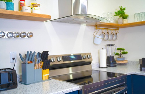 Williams Lake House | Cozy Suite in Williams Lake | 5 Min to DownTown | Self Check-In | 75" TV