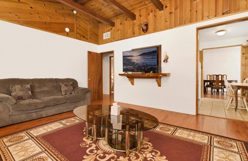 Big Bear Lake Ski Chalet | Cozy Summit- Cozy Central Resort Chalet- Minutes to Activities
