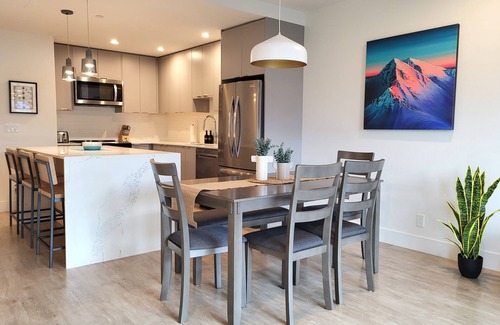 Revelstoke Condo | Cozy Sunset | Amazing views | Private hottub